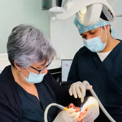 Doctora Fonseca trabajando con paciente